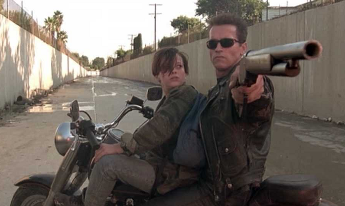 T-800 de Terminator 2 sur une moto avec une Winchester modèle 1887 modifiée